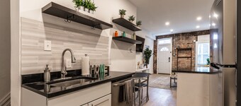 ❤️Cozy Townhome on Carey with Private Deck Space ❤️