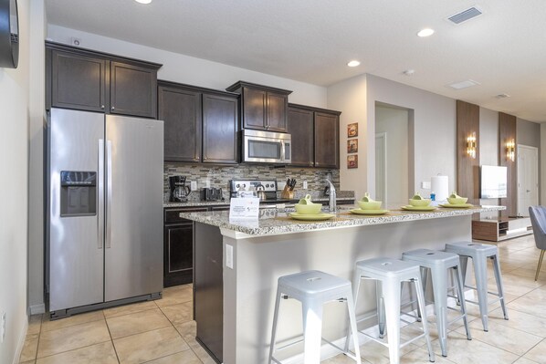 Réfrigérateur, four à micro-ondes, un four, surface de cuisson