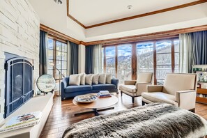 TV, caminetto, tavolo da calcetto