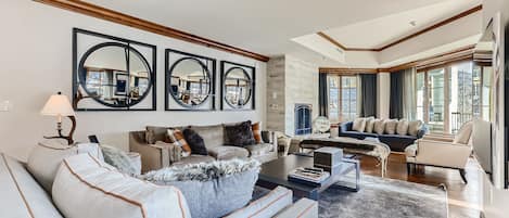 Televisie, een open haard en tafelvoetbal