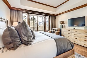 4 bedrooms, WiFi - 4BD Ritz Carlton with fantastics mountain views. Lic # 028736 (Vail)