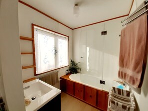 Combined shower/bathtub, eco-friendly toiletries, hair dryer, towels