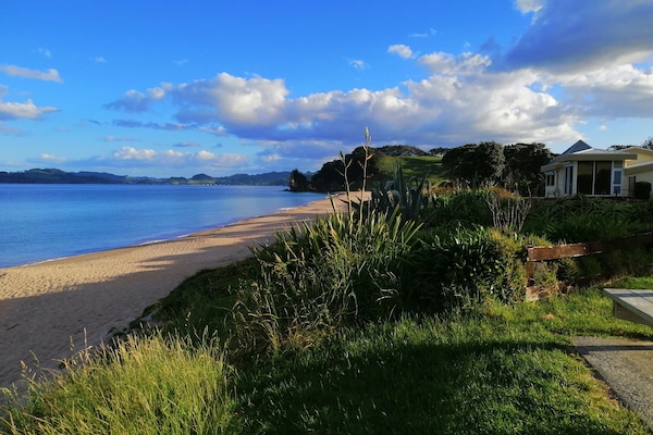 Perto da praia, espreguiçadeiras