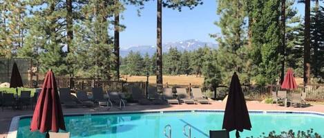 Una piscina al aire libre, una piscina climatizada