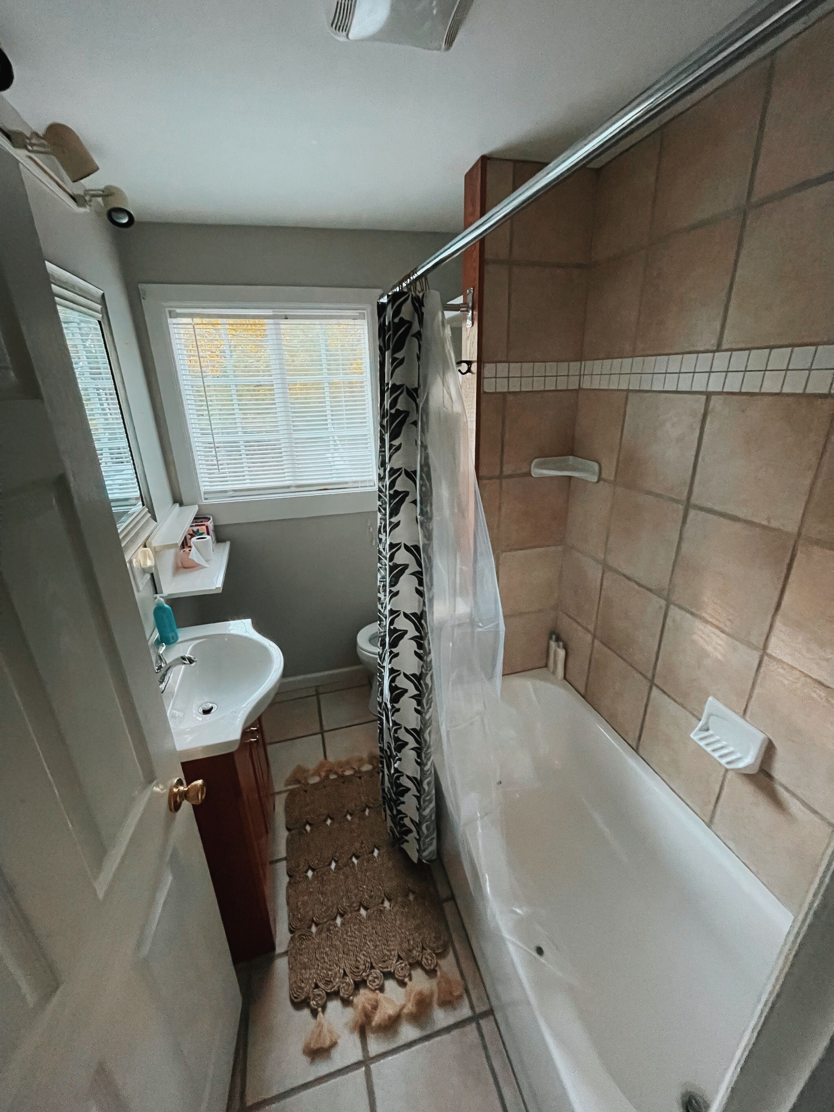 Combined shower/bathtub, hair dryer, towels, soap