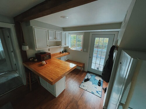 Quiet renovated cottage by Seabreeze