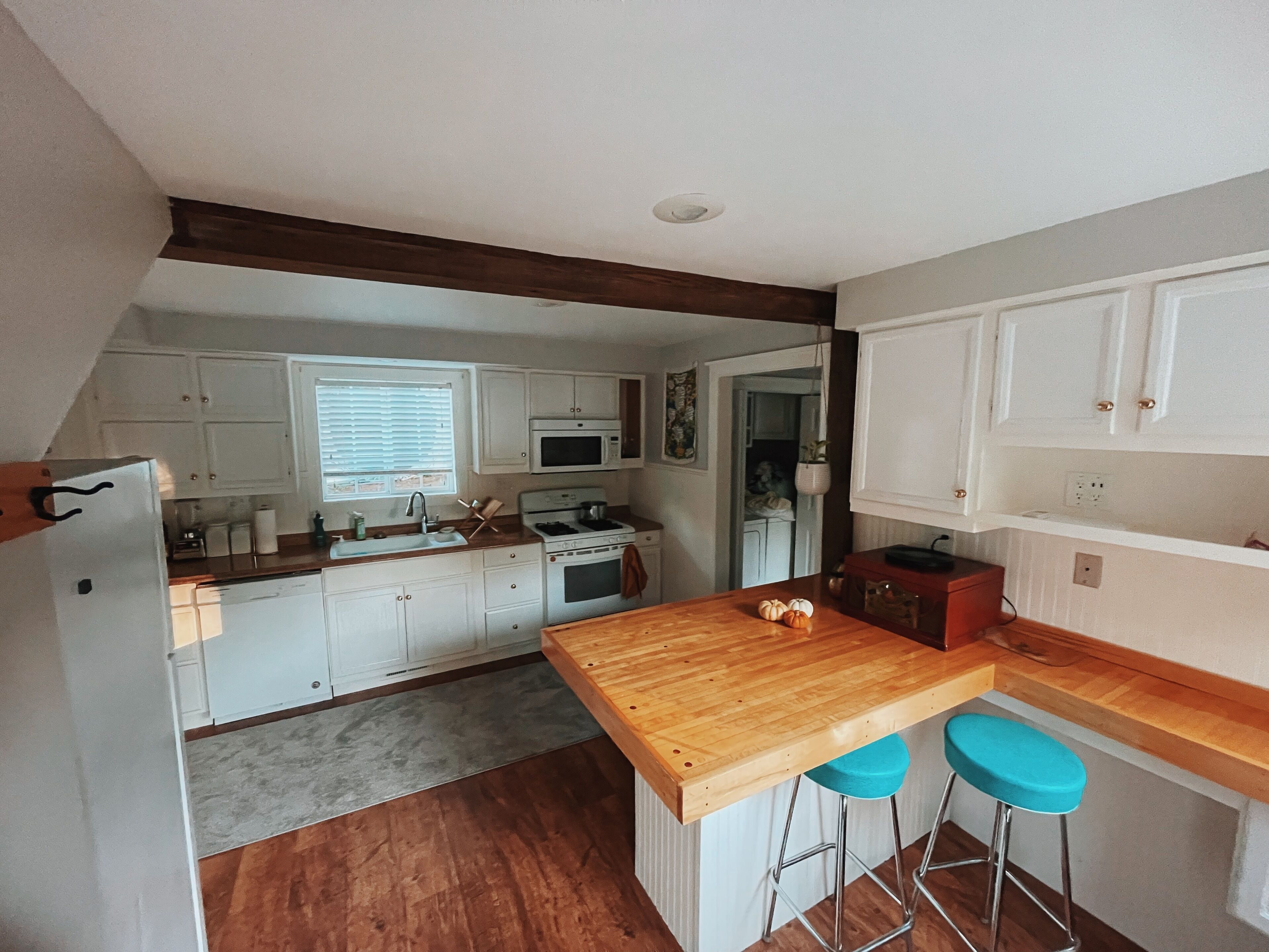 Kylskåp, mikrovågsugn, ugn och spishäll