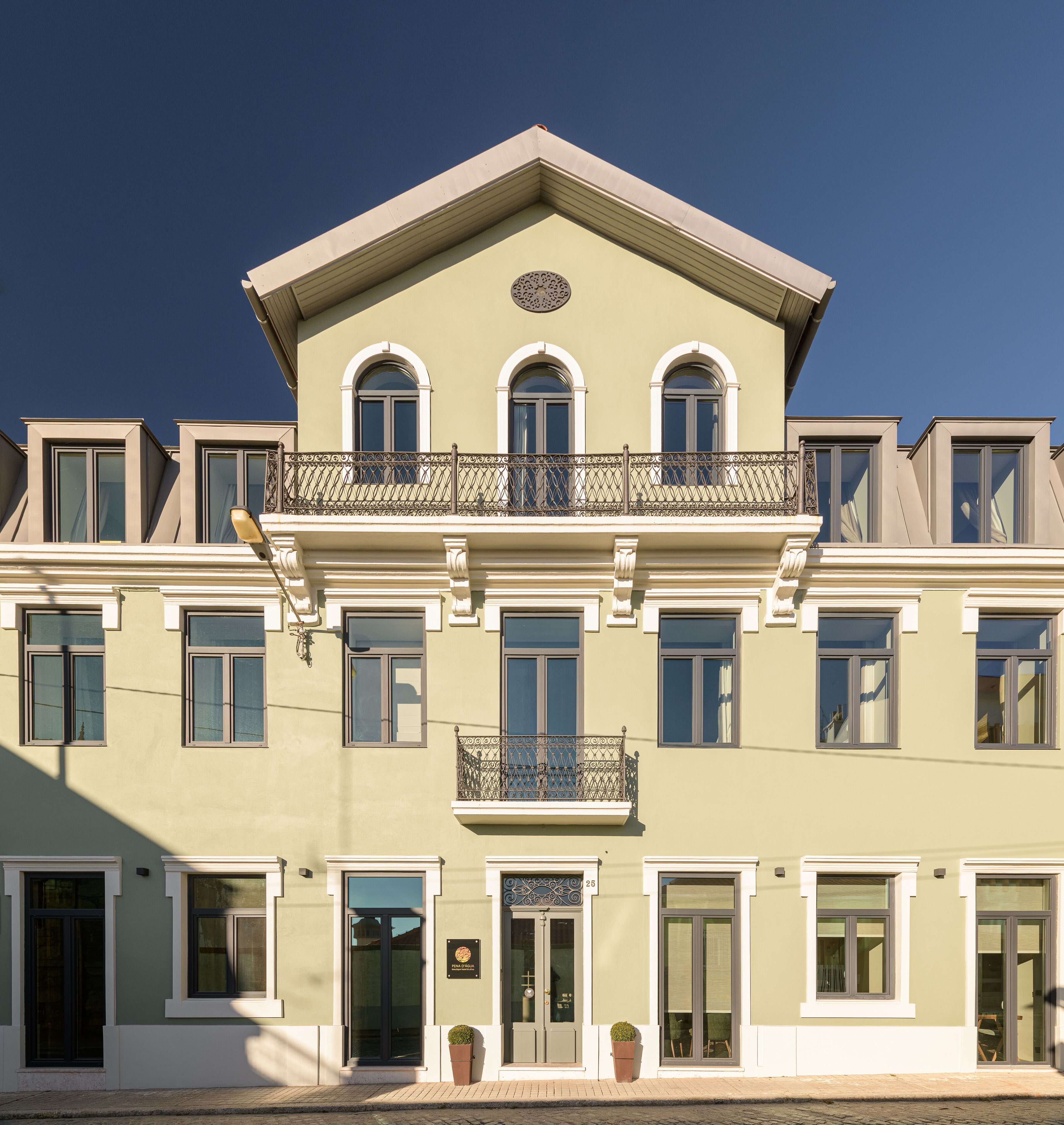 Vista frontal de la propiedad