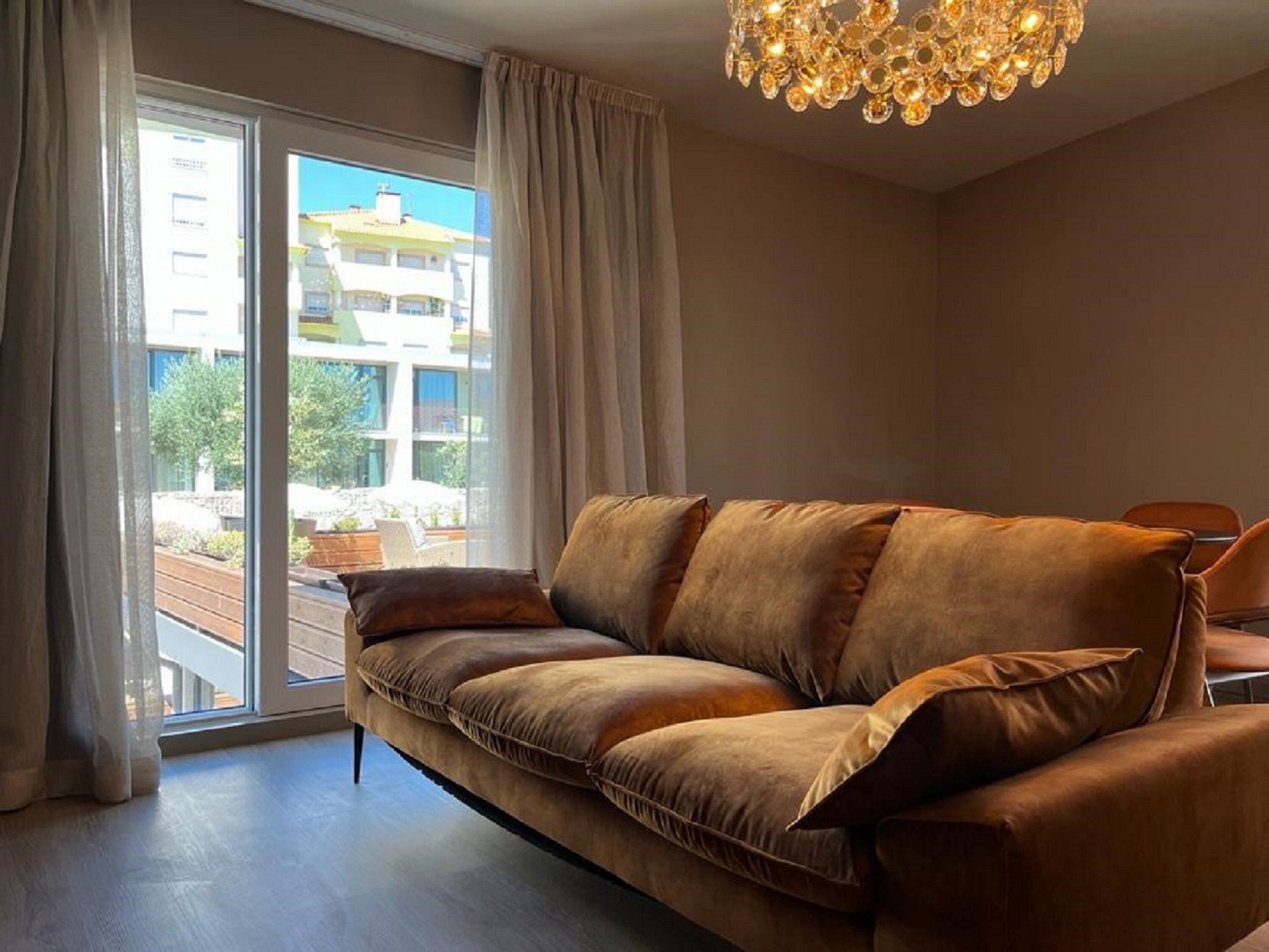 Suite – deluxe, fjellutsikt | Oppholdsområde | En 43-tommers LED-TV med kabel-kanaler samt TV og Netflix