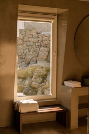 Family Suite | Bathroom | Shower, rainfall showerhead, designer toiletries, hair dryer