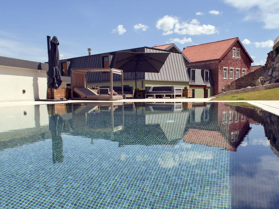 Inomhuspool, en säsongsöppen utomhuspool, parasoller och solstolar