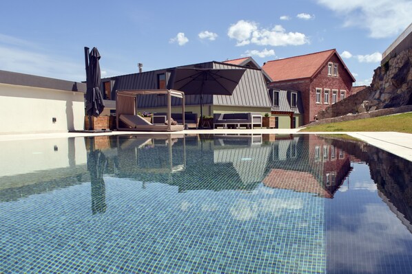 Innenpool, Außenpool (je nach Saison geöffnet), Sonnenschirme