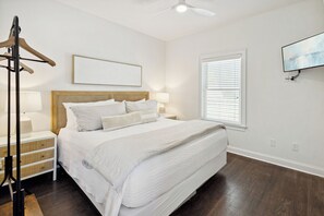 1 bedroom, iron/ironing board, travel cot, free WiFi - BEAUTIFUL Carriage House in Seacrest, Sleeps 4! HUGE POOL & FREE TRAM SERVICE! (Inlet Beach)
