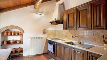 Frigorífico, horno, placa de cocina y cafetera o tetera