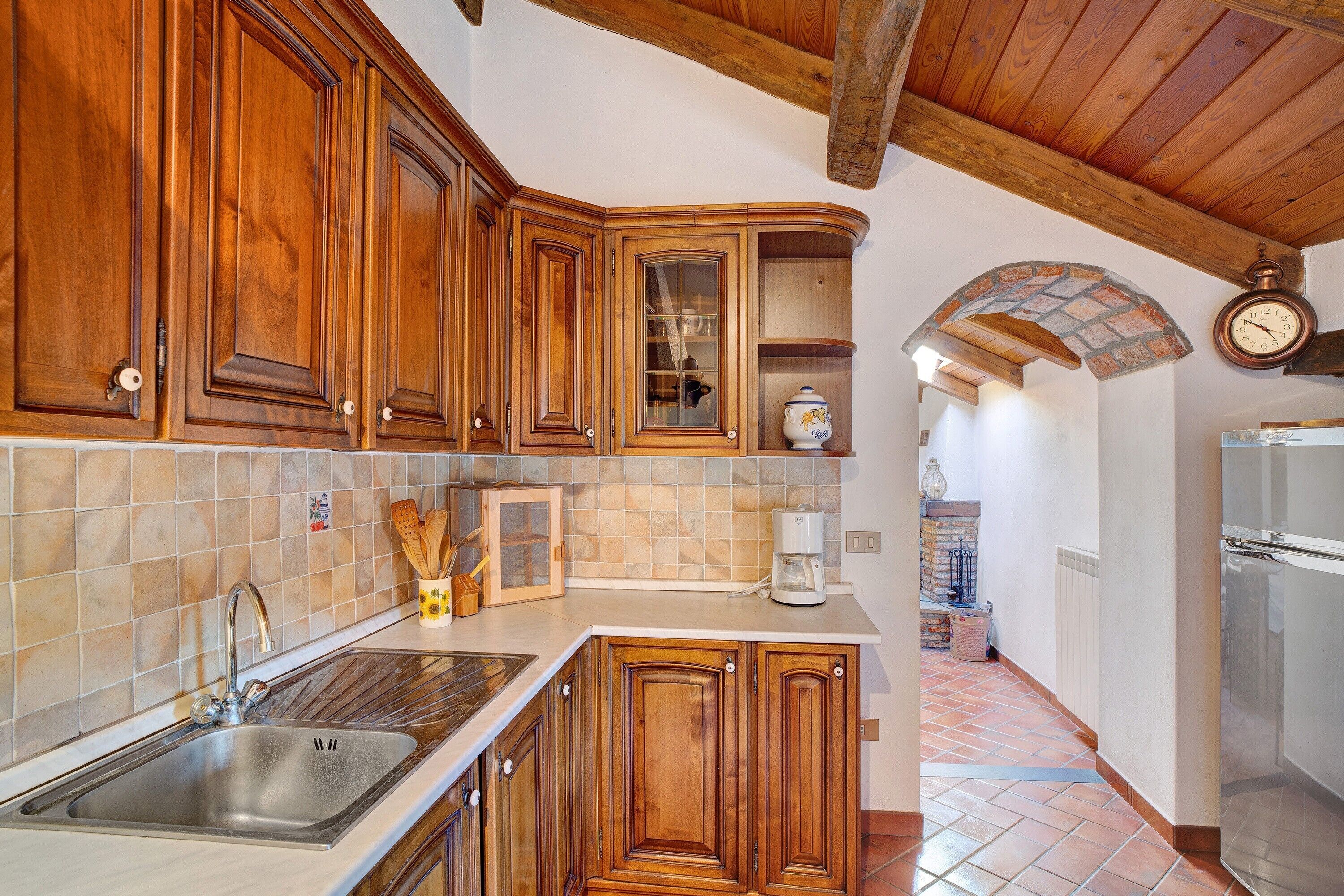 Fridge, oven, stovetop, coffee/tea maker