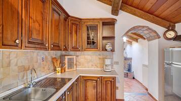 Fridge, oven, stovetop, coffee/tea maker