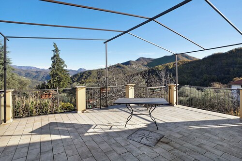 Apartment 'La Casa della nonna' with shared Pool, Garden and Wi-Fi