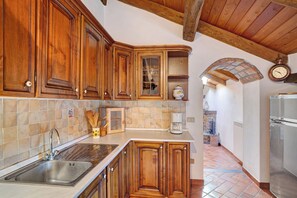 Réfrigérateur, four, plaque de cuisson, cafetière/bouilloire