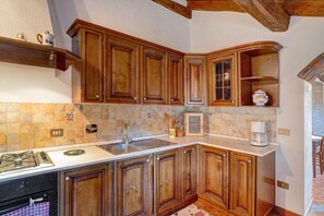 Réfrigérateur, four, plaque de cuisson, cafetière/bouilloire
