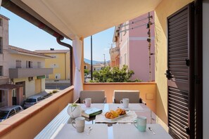 Outdoor dining - Apartment 'Carmen House' with Balcony, A/C & Wi-Fi (Olbia)