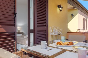 Outdoor dining - Apartment 'Carmen House' with Balcony, A/C & Wi-Fi (Olbia)