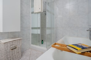 Badewanne, Haartrockner, Handtücher