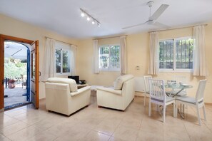 Living area - Vacation Home Casita Linda with Sea View, Pool, Wi-Fi & Garden (Cómpeta)