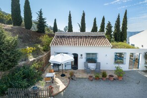 Outdoor dining - Vacation Home Casita Linda with Sea View, Pool, Wi-Fi & Garden (Cómpeta)