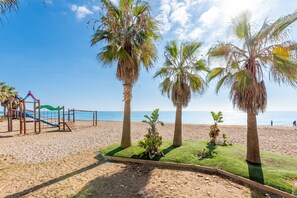 På stranden