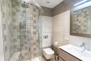 Douche, séchoir à cheveux, serviettes fournies