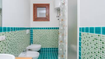 Dusche, Haartrockner, Handtücher