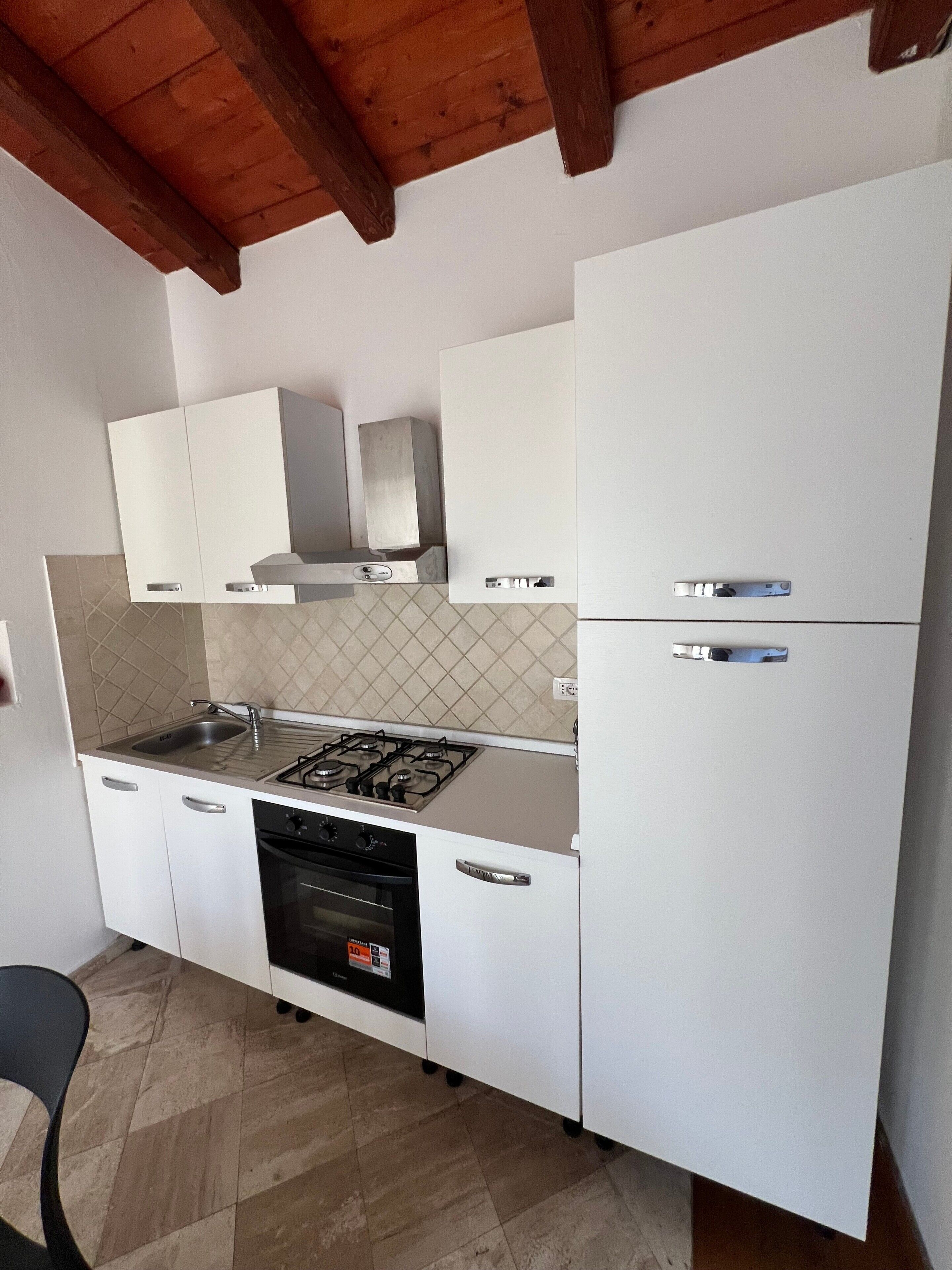 Coffee/tea maker, fridge, oven, stovetop