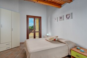2 bedrooms, iron/ironing board, bed sheets