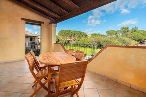 Outdoor dining - Apartment 'Orizzonti 31' with Sea View, Private Terrace and Air Conditioning (Golfo Aranci)