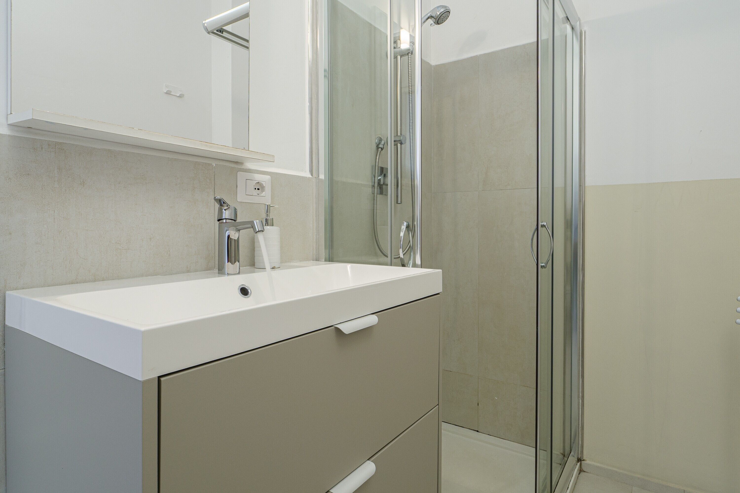 Shower, hair dryer, towels