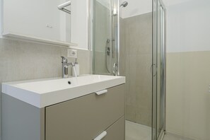 Dusche, Haartrockner, Handtücher