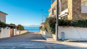 Una carretera costera con una vista despejada del mar y montañas a lo lejos.