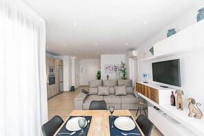 TV - Luxury Apartment with Mountain View, Garden & Wi-Fi (Cómpeta)