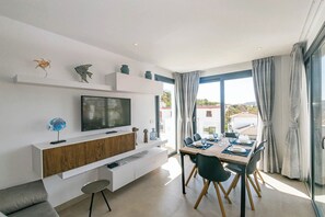 TV - Luxury Apartment with Mountain View, Garden & Wi-Fi (Cómpeta)