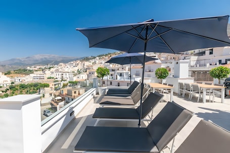 Outdoor dining. Luxury Apartment with Mountain View, Garden & Wi-Fi