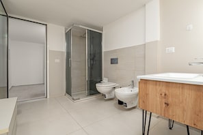 Douche, articles de toilette gratuits, sèche-cheveux
