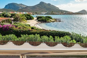 A coastal view with a beach, mountains, and a clear sky. - Villa "Cormorani 1" with Sea View, Jacuzzi & Wi-Fi (golfo aranci)