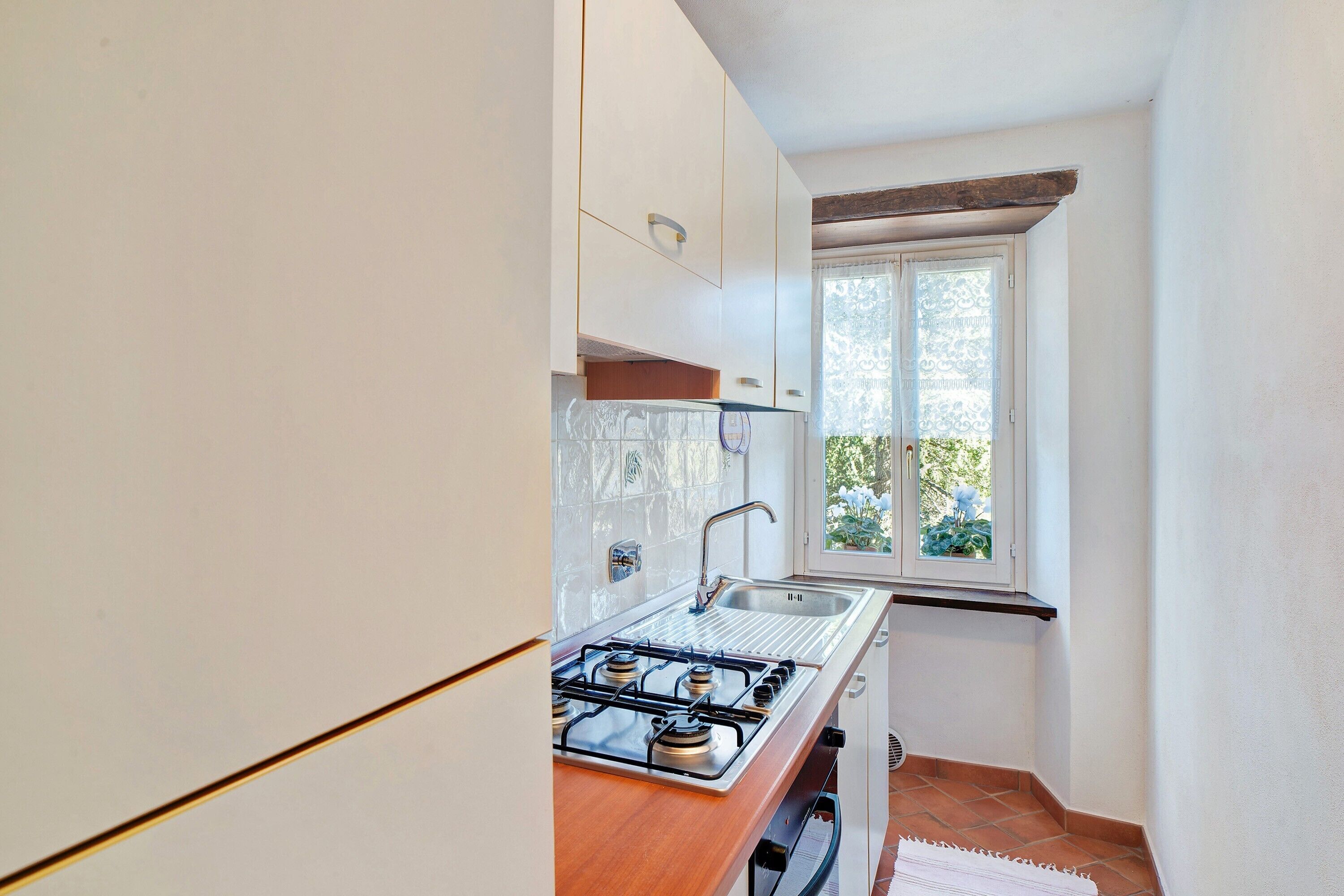 Een koelkast, een oven, een kookplaat, een waterkoker