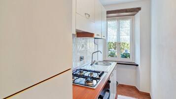 Een koelkast, een oven, een kookplaat, een waterkoker