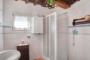 Shower, hair dryer, towels - Apartment 'Il piccolo fienile' with Shared Pool, Garden and Wi-Fi (Vessalico)