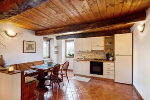 Køleskab, ovn, kogeplade, kaffe-/temaskine