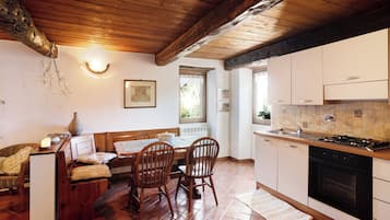 Kühlschrank, Ofen, Herdplatte, Wasserkocher mit Kaffee-/Teezubehör