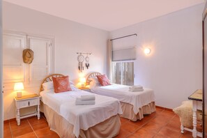 3 dormitorios, tabla de planchar con plancha, wifi gratis y ropa de cama