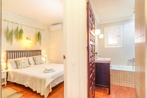 Bañera, secador de pelo y toallas