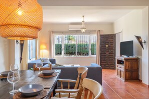 Télévision, lecteur de DVD, chaîne hi-fi